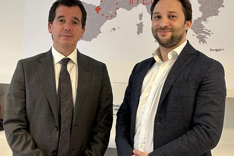 El consejero Mikel Irujo junto a Daniel Gerber.