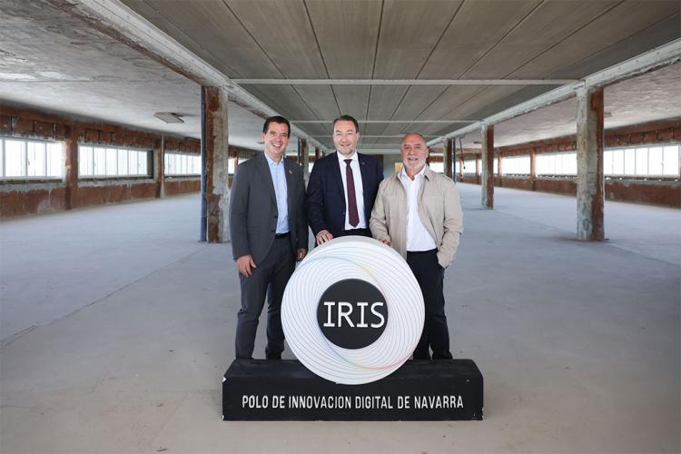 De izda a dcha: el consejero Irujo, el rector Gonzalo y el consejero Cigudosa, en el interior del edificio en obras que albergará el Polo.
