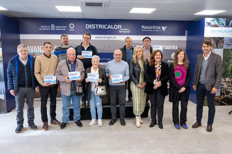 La directora general Basterra, personal de Nasuvinsa y ENGIE España, junto a representantes de las entidades y comunidades vecinales que se han conectado a la Red de Calor de Txantrea.