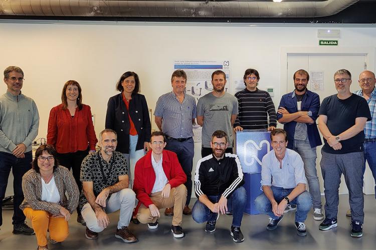 La directora general de Transición Energética, Proyectos Estratégicos y S4, Uxue Itoiz, arriba en el centro, junto a personal técnico de su área e integrantes del consorcio del proyecto IA4RFID, durante la visita final del proyecto.