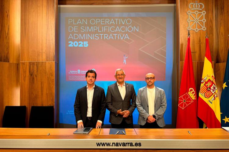 El consejero Irujo, el vicepresidente Taberna y García de Eulate, en la rueda de prensa celebrada hoy para presentar las nuevas medidas de simplificación administrativa.