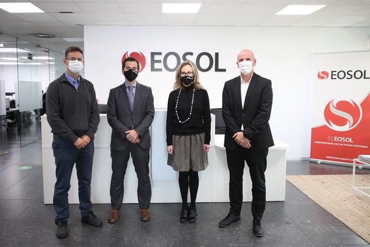 De izda. a dcha: Bruno Bernal, CEO de EOSOL; el consejero de Desarrollo Económico y Empresarial, Mikel Irujo; la directora general de Política de Empresa, Proyección Internacional y Trabajo, Izaskun Goñi, y el director general de EOSOL, Aitor Erquicia. 