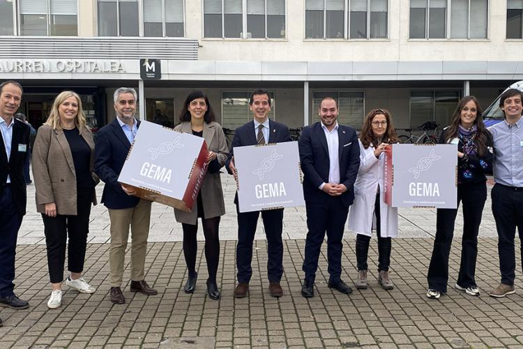 De izquierda a derecha: Ángel Alonso, coordinador de la Unidad de Medicina Genómica de Navarrabiomed; Maite Agüeros, Co-founder y CEO de InnoUp Farma; Antonio Pineda-Lucena, miembro del clúster de salud de Navarra; Uxue Itoiz, directora general de Industria, Energía y Proyectos estratégicos S4; Mikel Irujo, consejero de Desarrollo Económico y Empresarial; Sergio Pérez, director general de Acción Exterior; Isabel Rodrigo, subdirectora asistencial de procesos ambulatorios y diagnósticos y diagnósticos del HUN