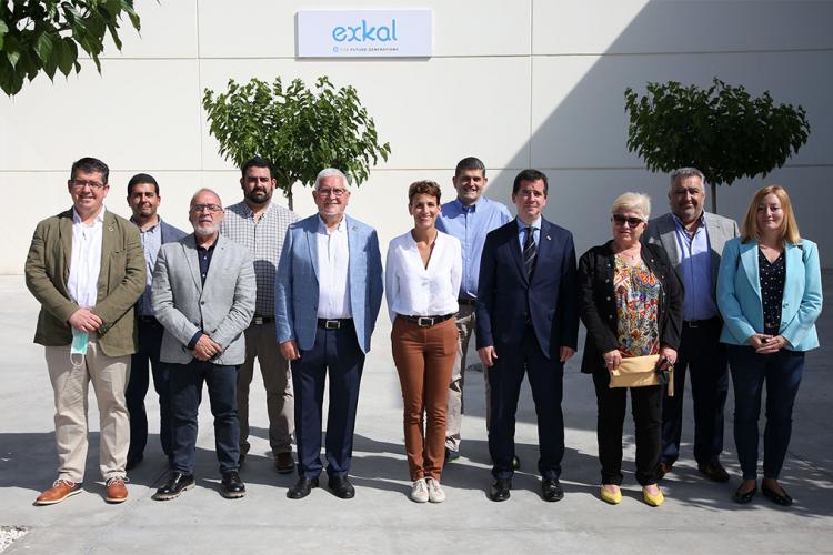 La Presidenta Chivite, los consejeros Irujo y Cigudosa; la directora gerente del SNE / NL, junto a representantes de la empresa Exkal