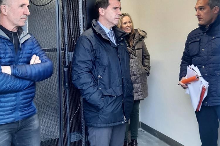 El consejero Irujo, junto a la directora Izaskun Goñi, Jesús Izal de NASERTIC y un representante de la zona, en la visita de la caseta de instalación de fibra óptica en el polígono de Iciz