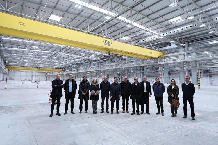 De izda. a decha.: Carlos García, de Cederna; Guillermo Alonso y Amaya Manrique, de Sodena; Izaskun Goñi; Pere Puig, CEO de Flamasats; el consejero Mikel Irujo; Angel Martín, alcalde de Aoiz / Agoitz; Xavier Puig, presidente del Grupo Flamasats; Jorge Muñoz, director de operaciones y finanzas de Flamasats; José Ramón del Pozo, de Flamasats; Amaia Arrizabalaga, jefa de gabinete de Desarrollo Económico y Empresarial; e Ignacio Bosque, de Flamasats