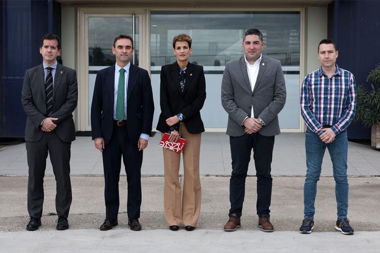 De izda a dcha: El consejero de Desarrollo Económico y Empresarial, Mikel Irujo; el director general de Grupo Apex, Santiago Sala; la Presidenta de Navarra, María Chivite; el alcalde de Ribaforada, Tirso Calvo, y el director de la planta de Ribaforada, Gustavo Boillos