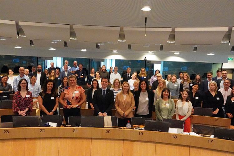 El consejero Irujo y la directora general Uxue Itoriz, junto al resto de la delegación de Navarra y representantes de otras comunidades europeas durante la reunión oficial de lanzamiento del proyecto.