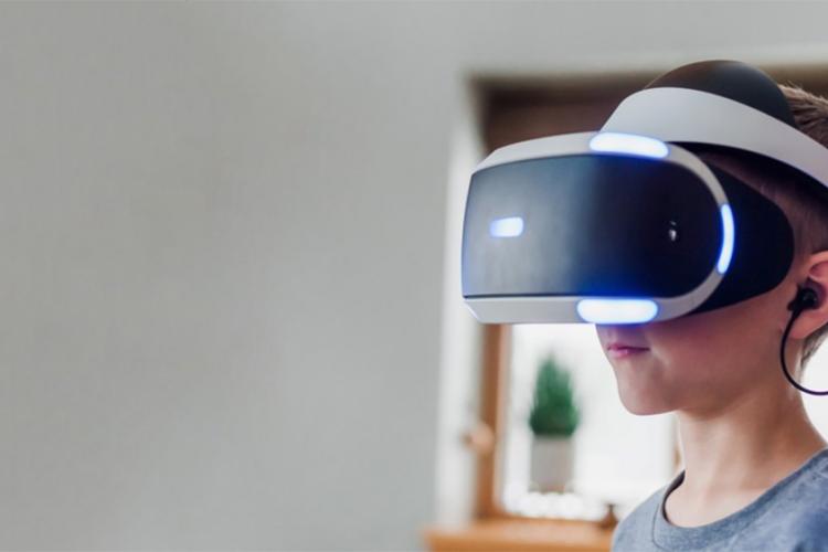 Una persona joven usando un casco de realidad virtual