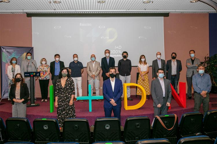 El consejero de Desarrollo Económico y Empresarial, Mikel Irujo, y la directora general de Industria, Energía y Proyectos Estratégicos S3, Uxue Itoiz, con los participantes en la jornada