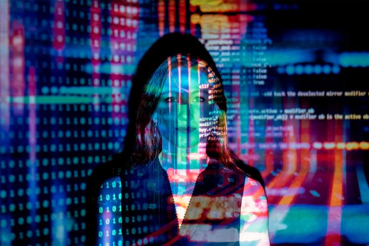 Foto de una mujer con una imagen de datos de colores superpuesta sobre ella