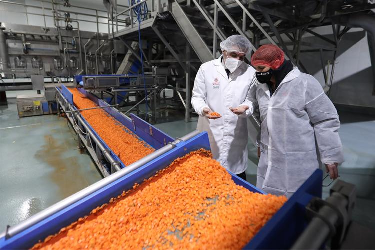 La Presidenta de Navarra, María Chivite, y el presidente de Congelados de Navarra, Benito Jiménez, durante su visita a la planta de Fustiñana.