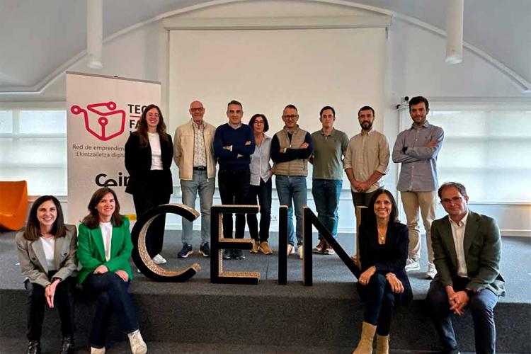 Participantes en el programa Open Innovation, junto a técnicas de emprendimiento de CEIN.