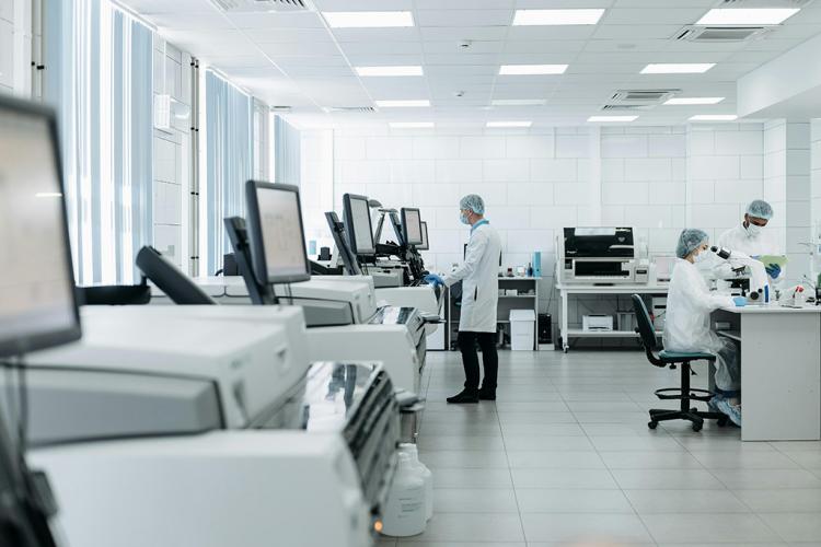 Personal científico en un laboratorio