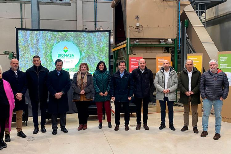 El consejero de Industria, y de Transición ecológica y digital empresarial, Mikel Irujo, en el centro junto con la directora general de Transición energética, Proyectos estratégicos y S4, Uxue Itoiz, junto al resto de asistentes a la presentación de la oficina de Biomasa.  