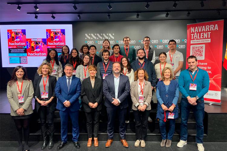 En el centro, el director general de Fomento Empresarial, Iñigo Arruti, Miren Ausín, directora del servicio de Proyección Internacional, estudiantes participantes del hackaton, y representantes del Gobierno de Navarra, la CEN e ICEX.