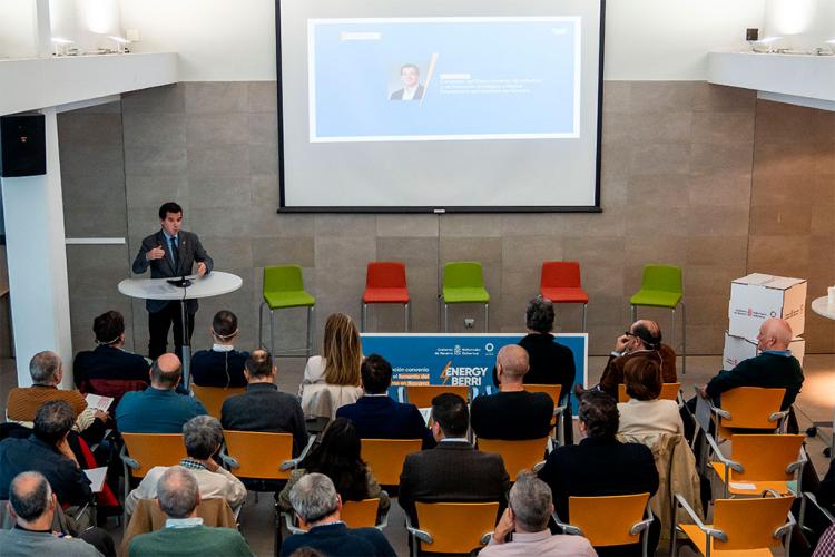 El consejero Irujo, en la presentación del convenio entre distribuidoras para fomentar el autoconsumo, celebrada el pasado mes de noviembre. 