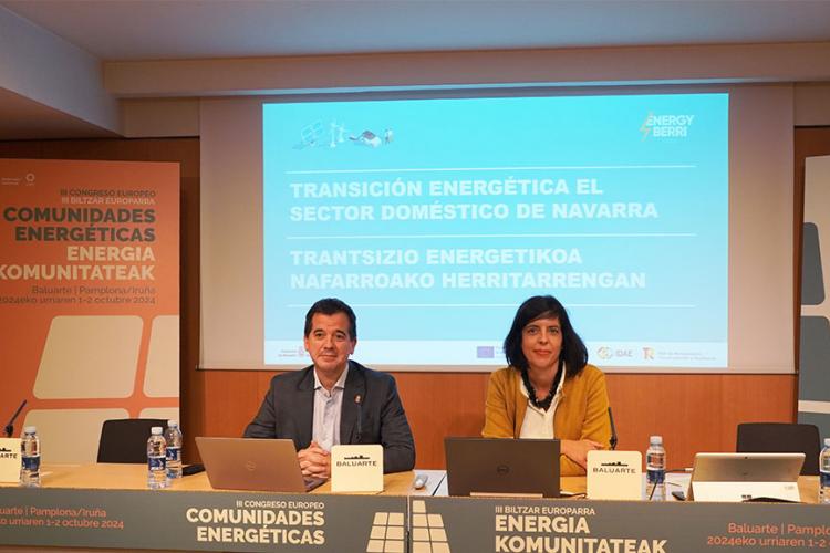 El consejero Irujo e Uxue Itoiz, en un momento de la presentación.