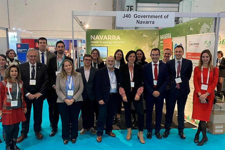 Participantes y visitantes del stand de Navarra en la semana europea del Hidrógeno verde durante el acto inaugural