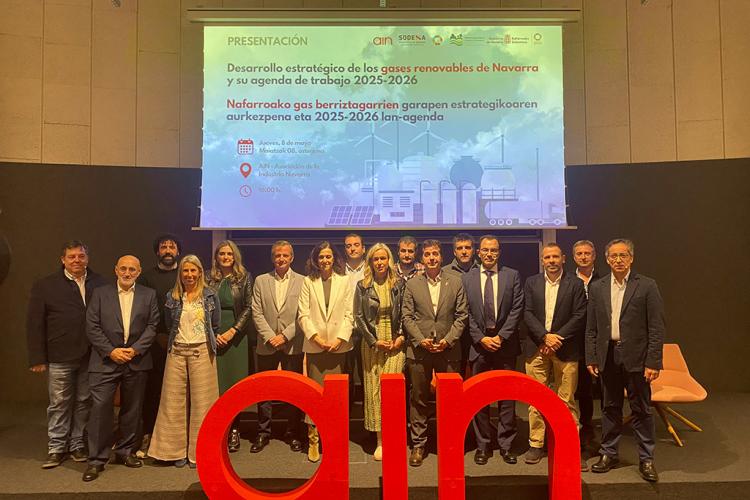 El consejero Irujo y la directora general Basterra, en un momento de la presentación, junto con representantes de AIN, SODENA, Mancomunidad de la Comarca de Pamplona y empresas.