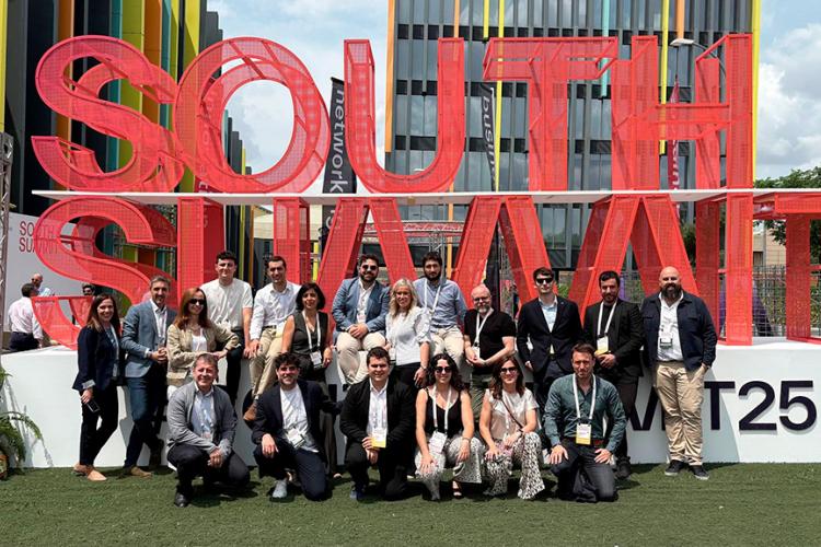 Garbiñe Basterra y Uxue Itoiz con las empresas participantes de la feria y el equipo de CEIN.