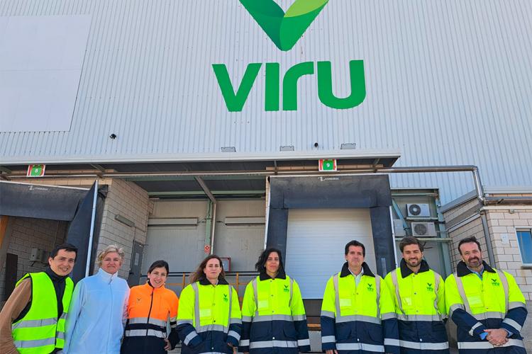 El consejero Irujo, la directora gerente de CEIN, Uxue Itoiz y representantes de la empresa Viru.