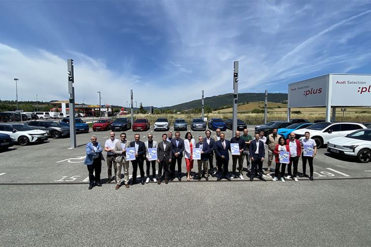 El consejero Mikel Irujo y el presidente de la Asociación Navarra de Talleres, Carlos Sagüés, con representantes de concesionarios participantes en la campaña. 