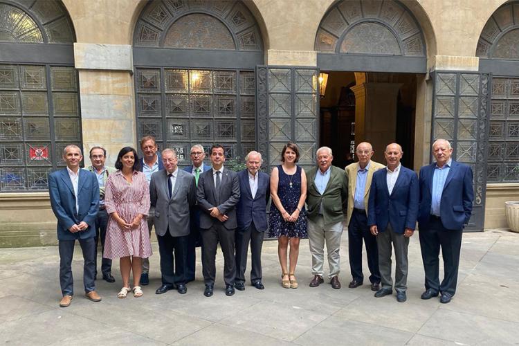 El consejero Irujo y la directora Itoiz, con una representación del Consejo Superior de Colegios de Ingenieros de Minas