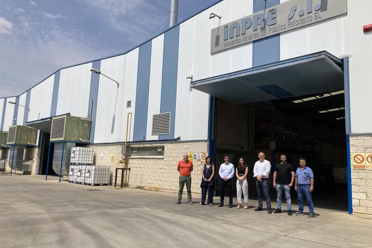 El consejero Irujo entre las propietarias de INPRE, Mari Viedma y Eva Muro; el director general, Martín Flores y trabajadores de la empresa