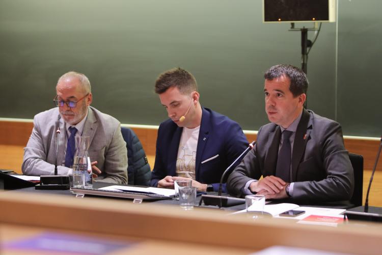 De izquierda a derecha, el consejero Cigudosa, el periodista Amaiur Elizari y el consejero Irujo durante la intervención de este último en la apertura de Iris Data Day