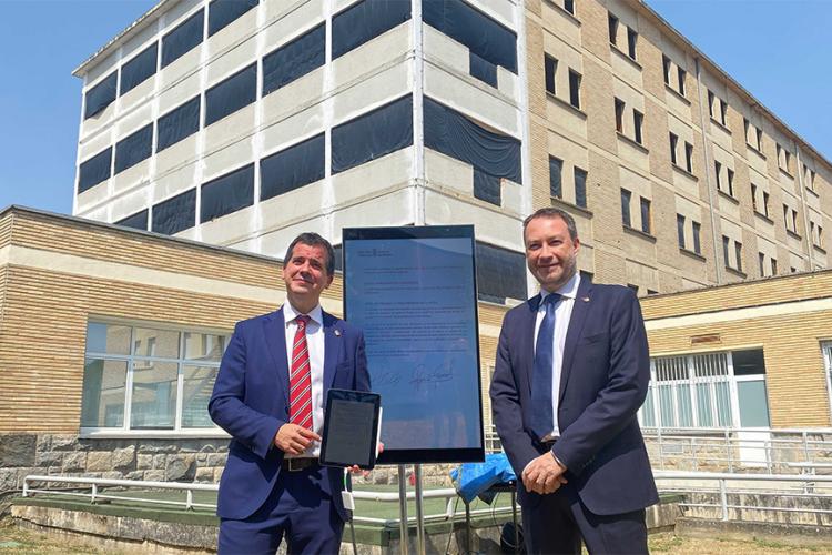 El consejero Mikel Irujo y el rector de la UPNA Ramón Gonzalo, durante la firma del convenio