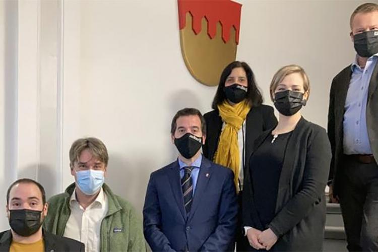 El consejero Irujo, Uxue Itoiz y Sergio Pérez, con la delegación finlandesa