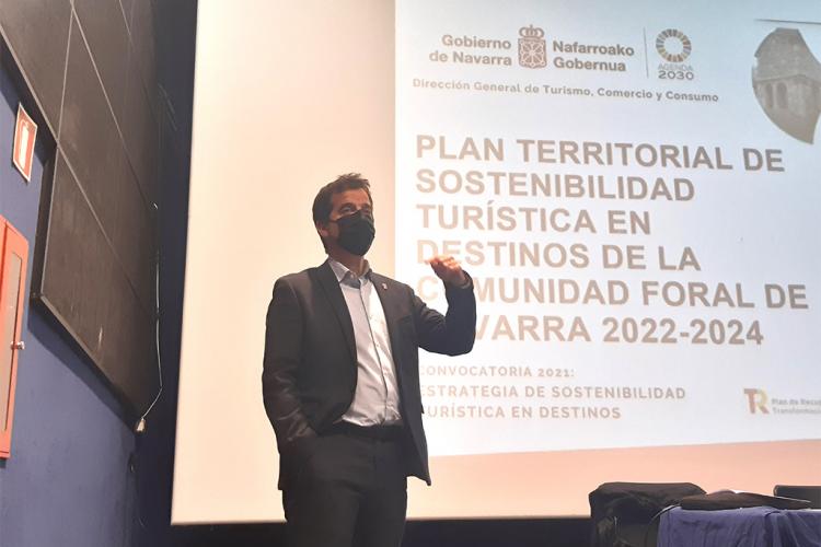 El consejero Irujo en un momento de la reunión