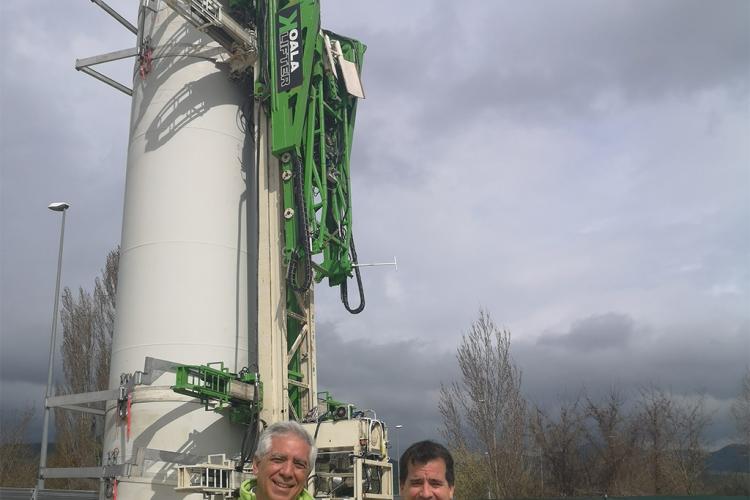 De izquierda a derecha, el CEO de Koalalifter, Emmanuel García de la Peña y el consejero Irujo, en una de las instalaciones de la empresa