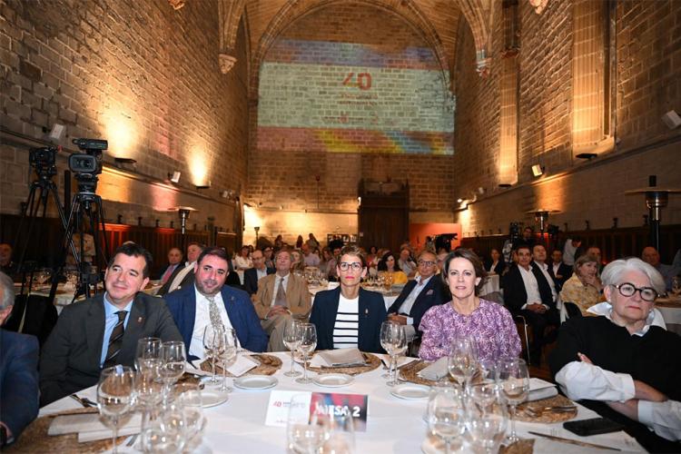 De izda. a dcha., el consejero Irujo, el presidente del Parlamento, Unai Hualde, la Presidenta Chivite, la expresidenta Barcina y la exconsejera Goicoechea