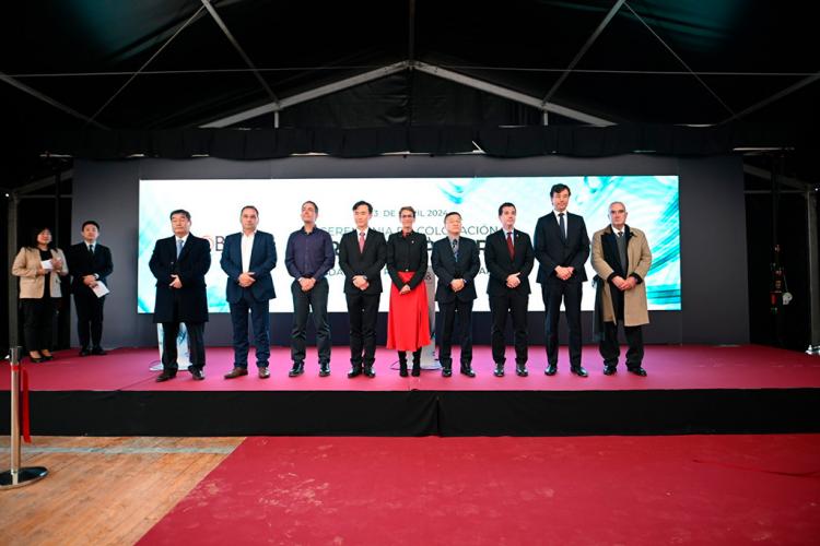 La Presidenta Chivite, con representantes de Mobis durante el acto de colocación de la primera piedra de la planta de ensamblaje de baterías de Noáin, celebrado en abril de 2024. 
