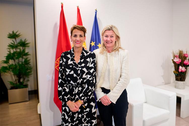 La Presidenta de Navarra, María Chivite, y la presidenta de Volvo Buses, Anna Westerberg