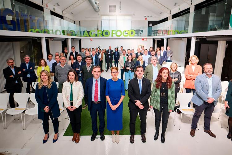 El clúster agroalimentario Nagrifood ha celebrado su asamblea general. De izda. a dcha., la gerente del clúster, Sandra Aguirre; la directora general de Ciencia, Tecnología e Innovación, Agurtzane Martínez; el presidente del clúster, Santiago Sala; la Presidenta Chivite, el consejero Irujo y la directora de la Fundación Grupo AN, Maite Muruzábal