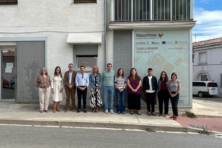 La directora general Basterra y resto de participantes, ante la oficina de Nasuvinsa en Tudela, que alberga la Ventanilla Única de Energía. 