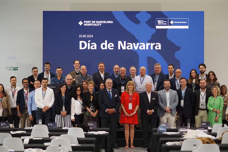 La vicepresidenta Ana Ollo en la foto de grupo con la delegación navarra que ha participado en la jornada dedicada a la Comunidad Foral organizada por el Puerto de Barcelona con motivo de la 37 Copa América de Vela