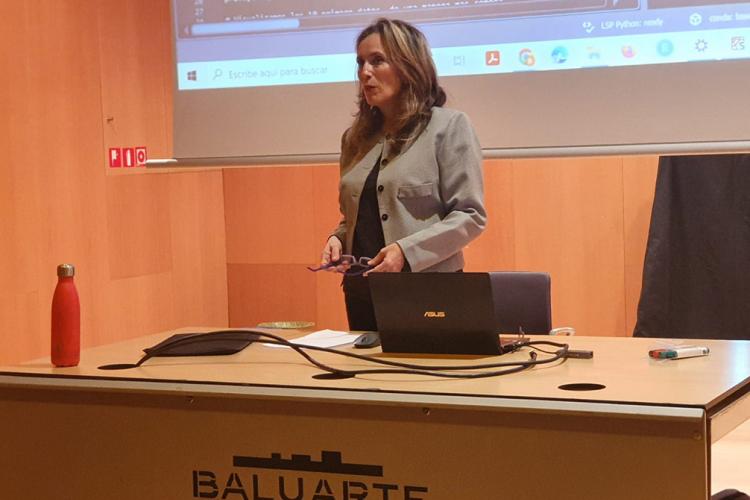 La directora general de Política de Empresa, Proyección Internacional y Trabajo, Izaskun Goñi durante su intervención en la sesión formativa de la 3ª edición del Laboratorio de Ciencia de Datos