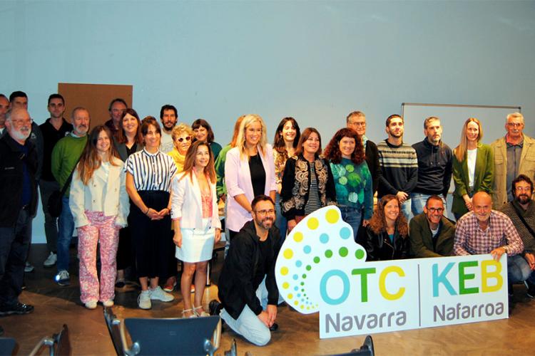 La directora general Basterra, con representantes de las comunidades energéticas navarras y personal de Nasuvinsa, y de la empresa Traza Consultoría.