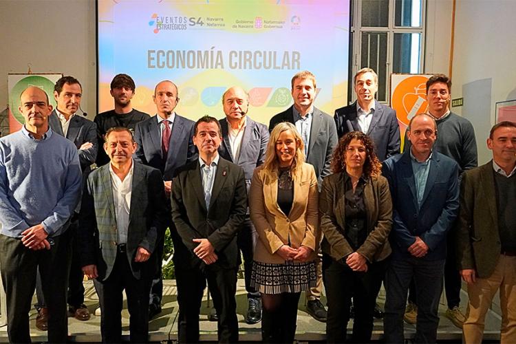 El consejero Irujo posa con participantes de la jornada.