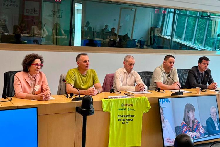 El consejero Irujo y la consejera Maeztu junto a integrantes del comité de BSH. 