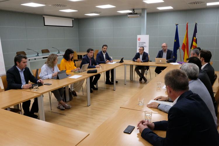 Un momento de la reunión mantenida en la planta de hidrogeno en Lloseta, Mallorca (Baleares)