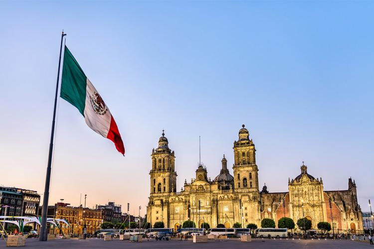 Foto asta de bandera y la catedral metropolitana de la asunción de la virgen maría en la ciudad de méxico