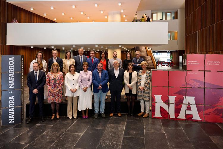 De izda. a dcha., en primera fila, Ramón Gonzalo, Ana Ollo, Alicia Echeverria, la Presidenta María Chivite, Unai Hualde, Félix Taberna, Begoña Alfaro y María Iraburu; en la fila superior, Luisa Alli, Luis Campos, Patricia Abad, Manuel Piquer, Miguel Moreno, Uxue Itoiz, Sergio Pérez, Ana Rivas y Francisco Fernández.