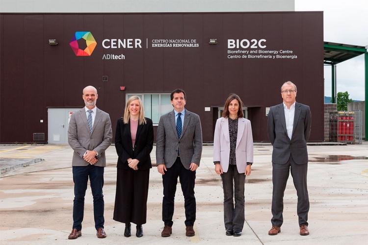 De izquierda a derecha, Pablo Ayesa, Patricia Fanlo, Mikel Irujo, Agurtzane Martínez y Javier Gil, durante la visita de hoy al Centro de Biorrefinería y Bioenergía (BIO2C) en Aoiz.