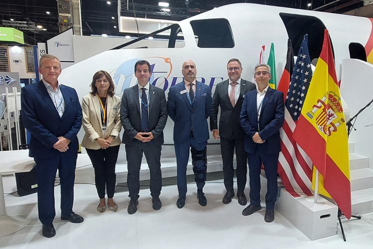 De izda a dcha: Iñaki Larraya, Yolanda Torres, el consejero Irujo, Eduardo Torres, Juan Albéniz y Juan Cristóbal García. 