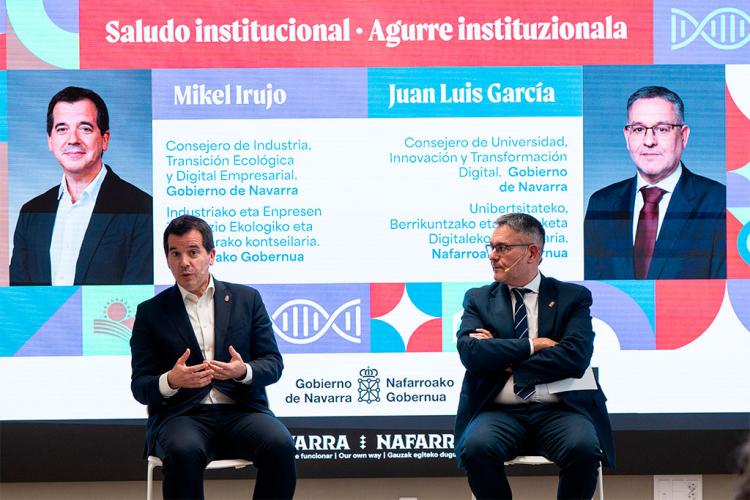 Los consejeros Irujo y García, en un momento de la presentación.